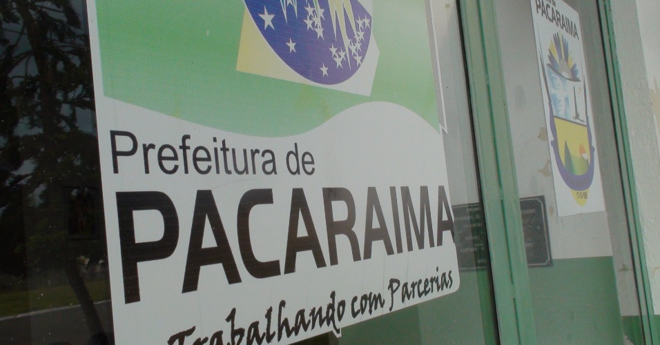 26.set.2012 - Porta da Prefeitura de Pacaraima, em Roraima.