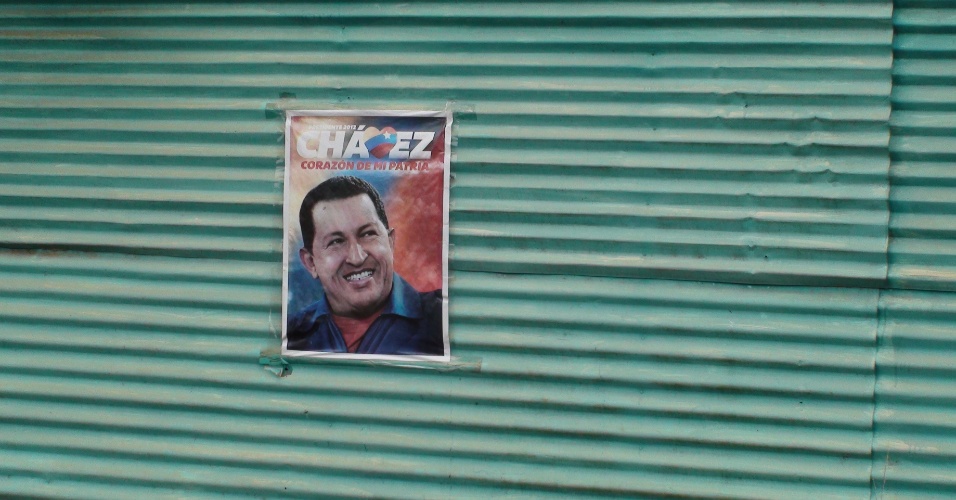 26.set.2012 - Portão tem propaganda de Hugo Chávez, candidato a reeleição para a presidência da Venezuela