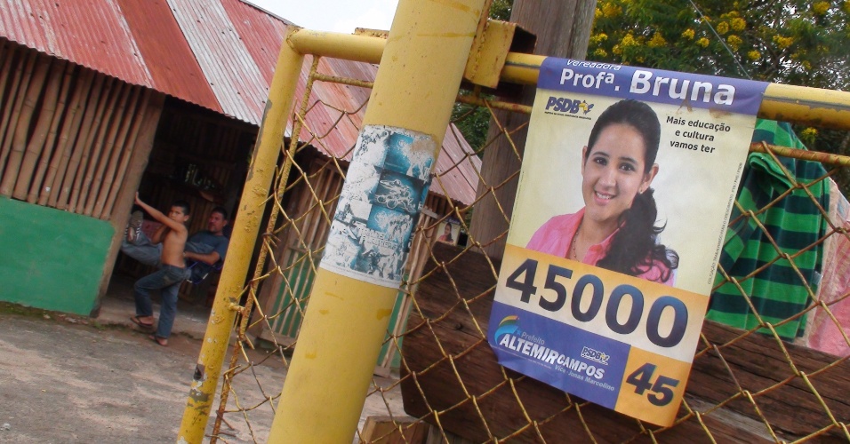 26.set.2012 - Propaganda da candidata a vereadora de Pacaraima, em Roraima, é colocada em casa localizada na Venezuela