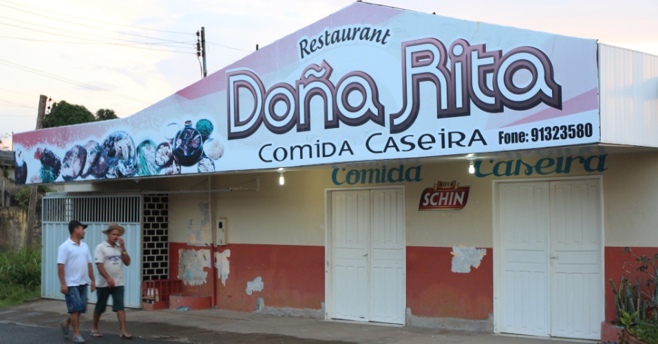 26.set.2012 - Restaurante em Pacaraima, em Roraima, tem placa escrita em espanhol