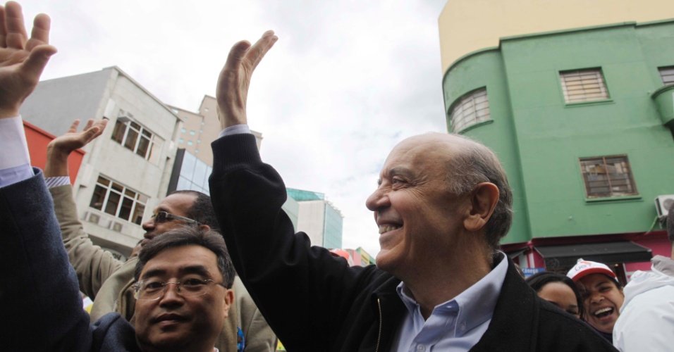 27.set.2012 - José Serra, candidato do PSDB à Prefeitura de São Paulo, faz caminhada pelo bairro do Bom Retiro, região central da capital paulista