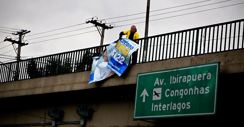 Banner eleitoral irregular é retirado de viaduto sobre a avenida 23 de Maio, na zona sul de São Paulo, por fiscais da prefeitura