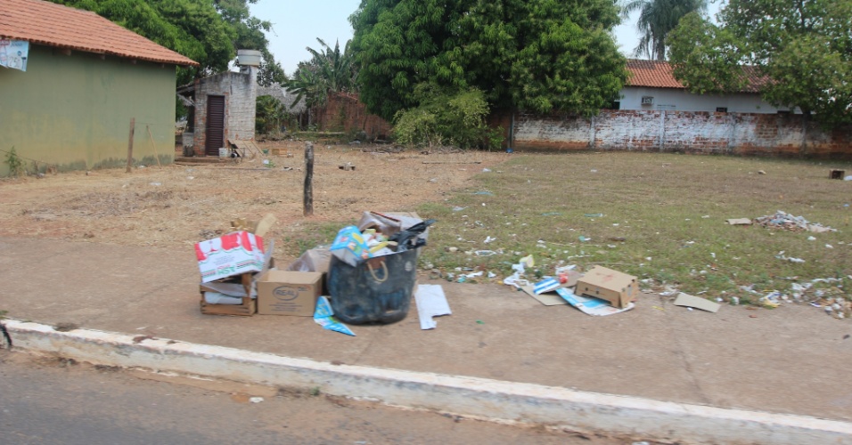Calçada tem lixo acumulado em Fortaleza do Tabocão (TO)
