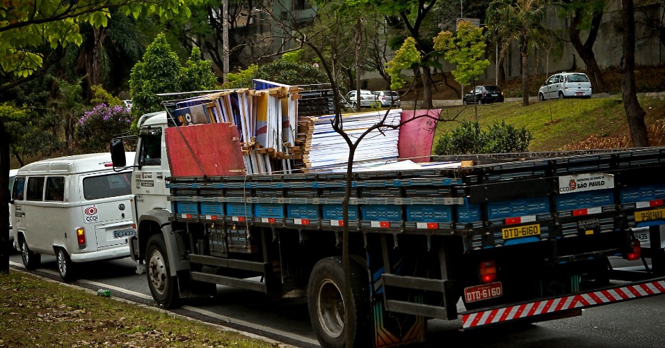 Caminhão carregado com cavaletes eleitorais irregulares apreendidos se dirige para depósito da prefeitura