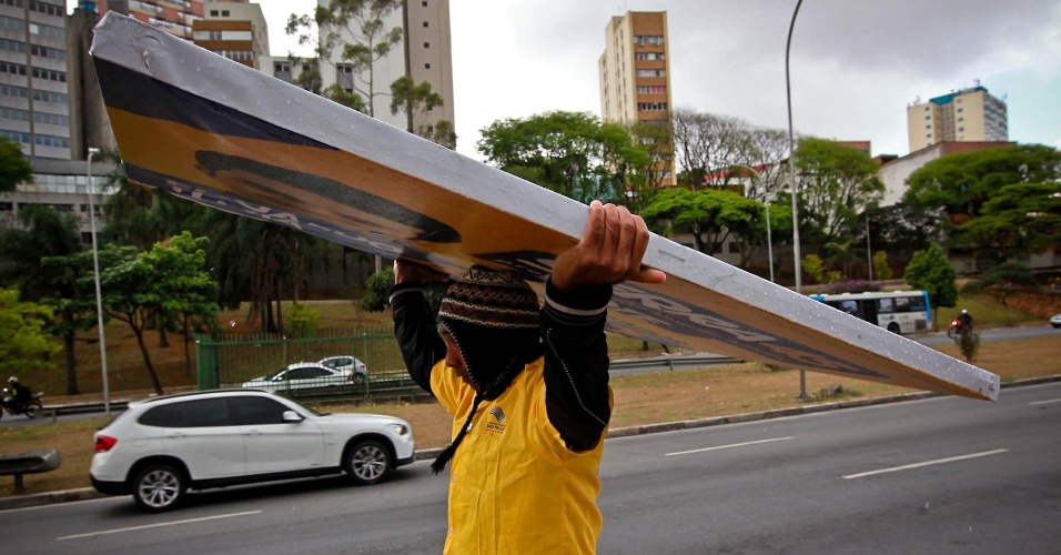 Cavalete eleitoral irregular é apreendido por fiscais da prefeitura na avenida 23 de Maio, na zona sul de São Paulo