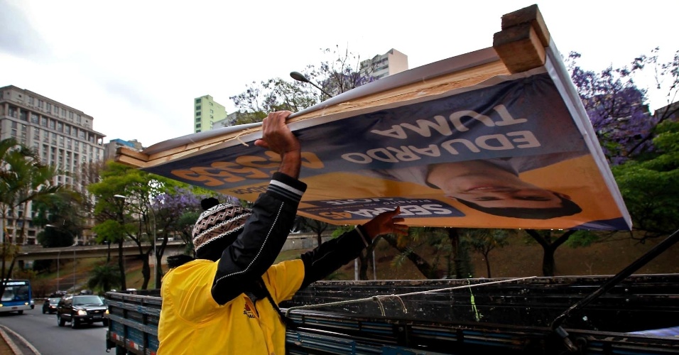 Cavalete eleitoral irregular é apreendido por fiscal da prefeitura na avenida 23 de Maio, na zona sul de São Paulo