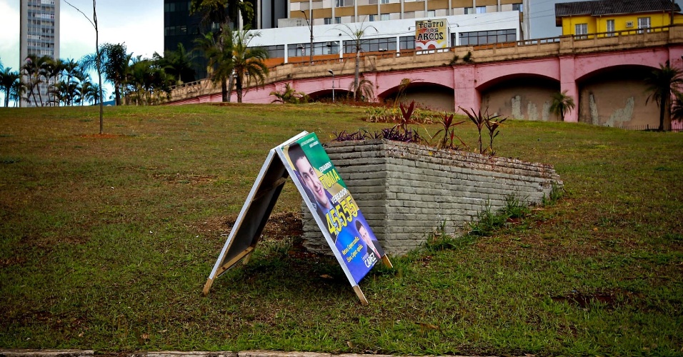 Cavalete eleitoral irregular é visto na região central de São Paulo. Segundo a legislação eleitoral, é proibido colocá-los em gramados e árvores de espaços públicos