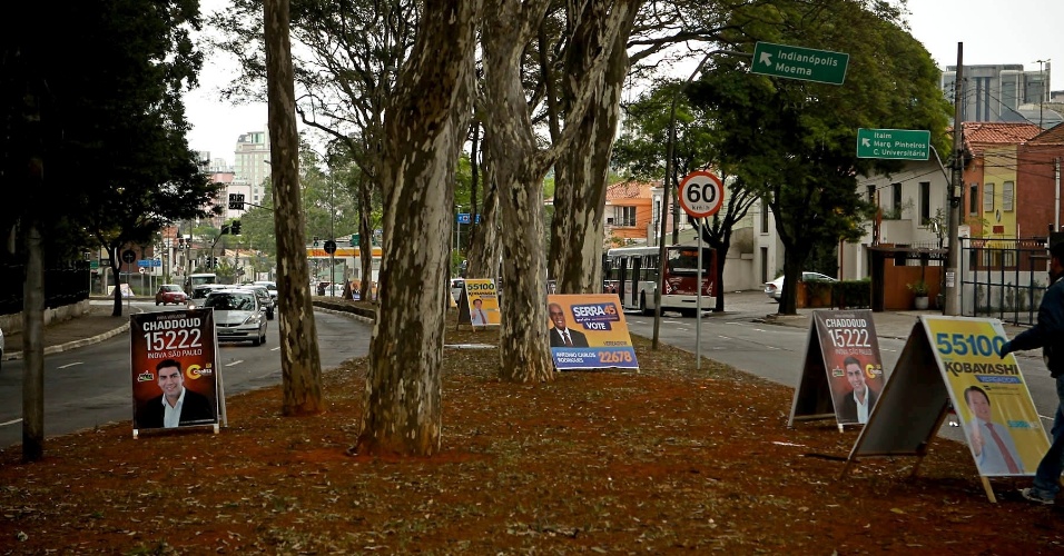 Caveletes eleitorais irregulares são vistos na avenida República do Líbano, na zona sul de São Paulo. Segundo a legislação, é proibido colocá-los em gramados e árvores de espaços públicos