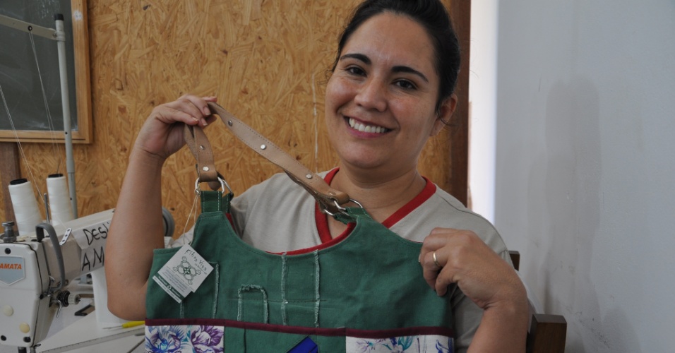 Costureira da oficina do Instituto Família Legal, em Bonito (MS), mostra bolsa confeccionada por ela