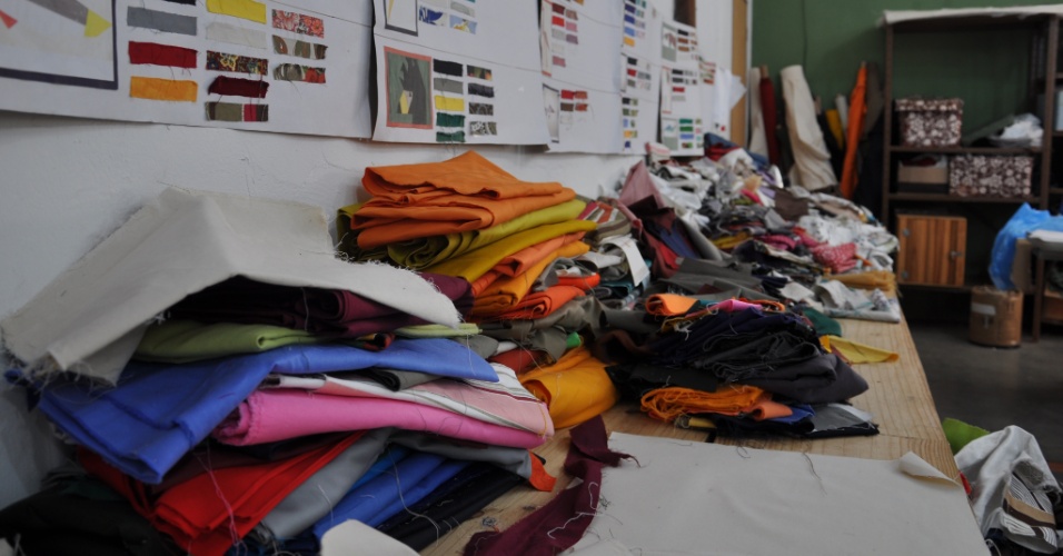 Tecidos usados na oficina de costura do Instituto Família Legal, em Bonito (MS)