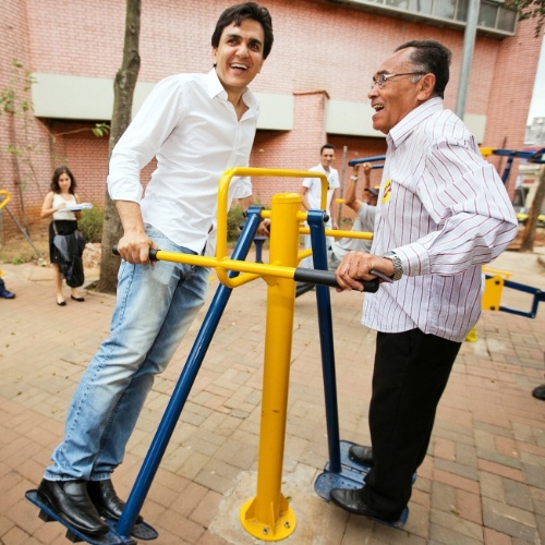 20.set.2012 - Gabriel Chalita, candidato do PMDB à Prefeitura de São Paulo, brinca em um aparelho de uma academia ao ar livre em Guaianazes, zona leste da capital
