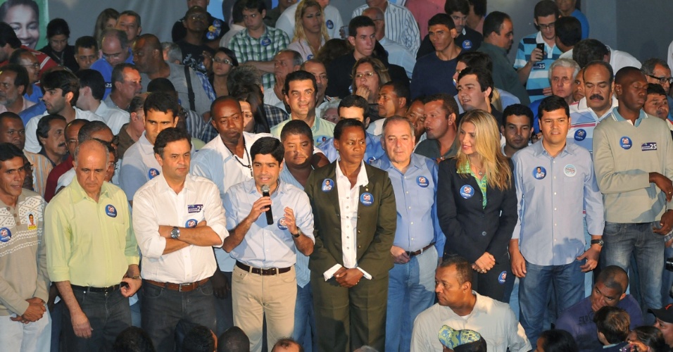 28.set.2012 - O senador Aécio Neves (à esq. de branco) participa de comício do candidato do DEM à Prefeitura de Salvador, ACM Neto (com o microfone), na noite desta sexta-feira na capital baiana