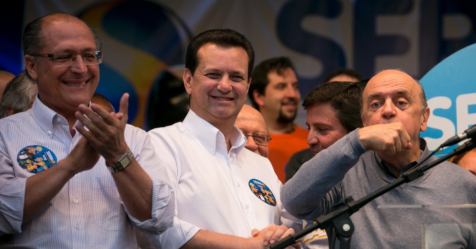 30.set.2012 - Durante comício na Vila Matilde, zona leste de São Paulo, o candidato do PSDB José Serra faz gesto para relembrar episódio em que foi beijado por uma eleitora durante caminhada na quinta-feira (27)