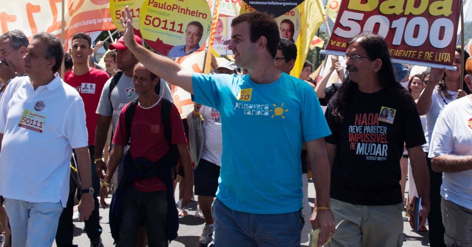 30.set.2012 - Marcelo Freixo, candidato do PSOL à Prefeitura do Rio de Janeiro, participa de passeata pela orla de Copacabana neste domingo (30)