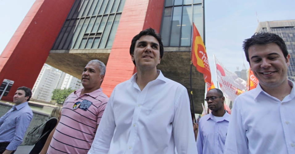 1.out.2012 - Gabriel Chalita, candidato do PMDB à Prefeitura de São Paulo, faz caminhada pela avenida Paulista
