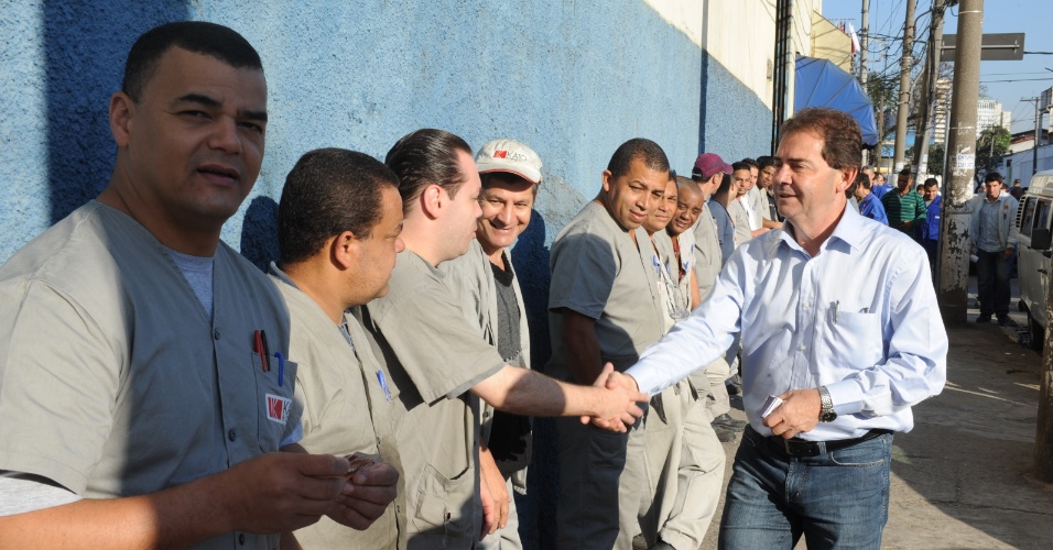 1.out.2012 - Paulinho da Força (à dir), candidato do PDT à Prefeitura de São Paulo, cumprimenta metalúrgicos durante visita a uma fábrica na zona leste da cidade