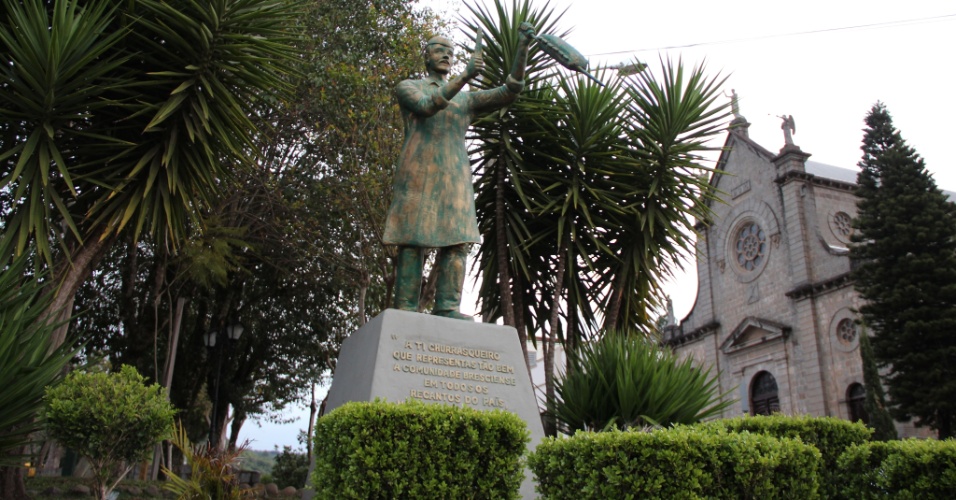 02.out.2012 - No centro da vizinha cidade de Nova Brescia, monumento homenageia os churrasqueiros desde 1989. Coqueiro Baixo planeja também um monumento sobre o tema