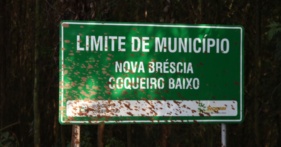 Placa de Coqueiro Baixo (RS) com lama