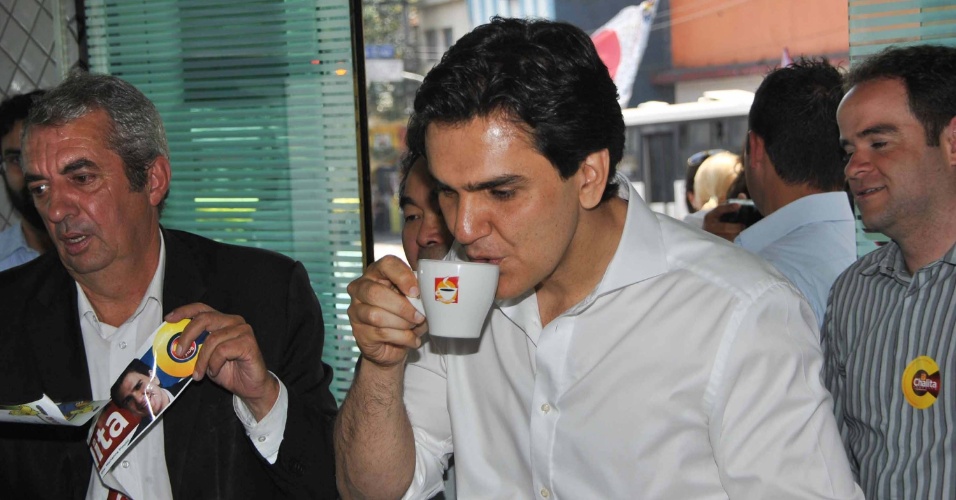 2.out.2012 - O candidato à Prefeitura de São Paulo Gabriel Chalita (PMDB) toma café durante caminhada pelo comércio de Sapopemba, bairro da zona leste da capital