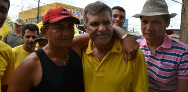 Manoel Pioneiro (PSDB) (de amarelo) será prefeito do município pela terceira vez