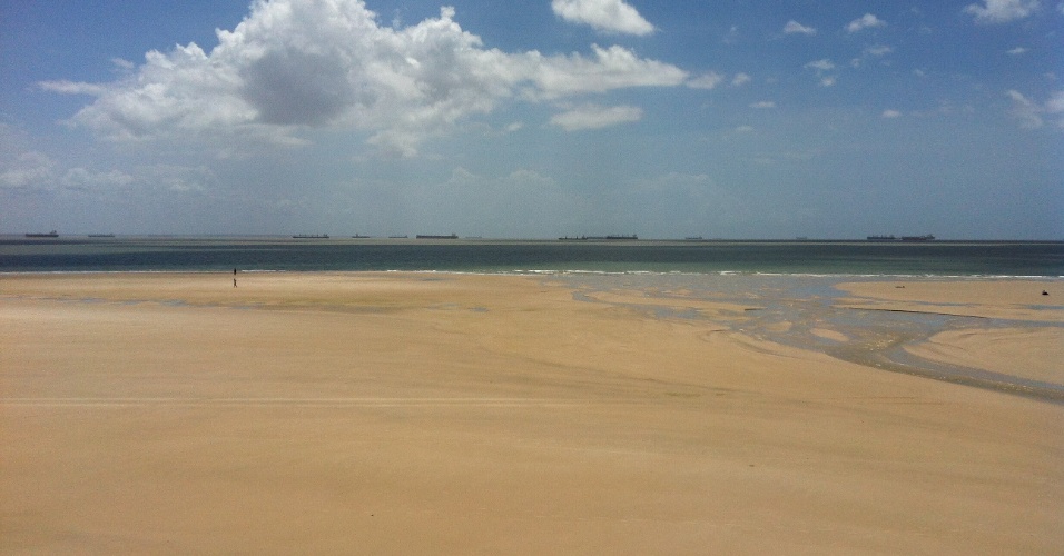 Esgoto é jogado em praia de São Luís, no Maranhão
