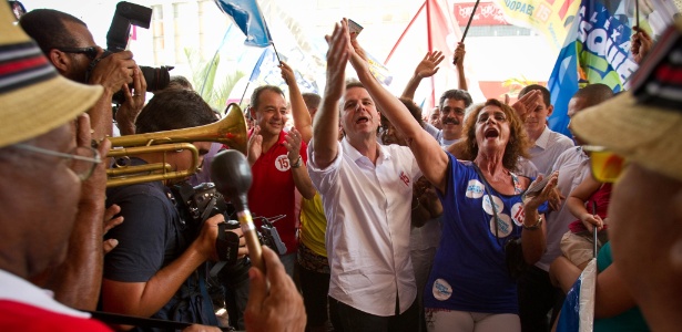 6.out.2012 - Eduardo Paes durante campanha à reeleição no Rio pelo PMDB - Daniel Marenco/Folhapress
