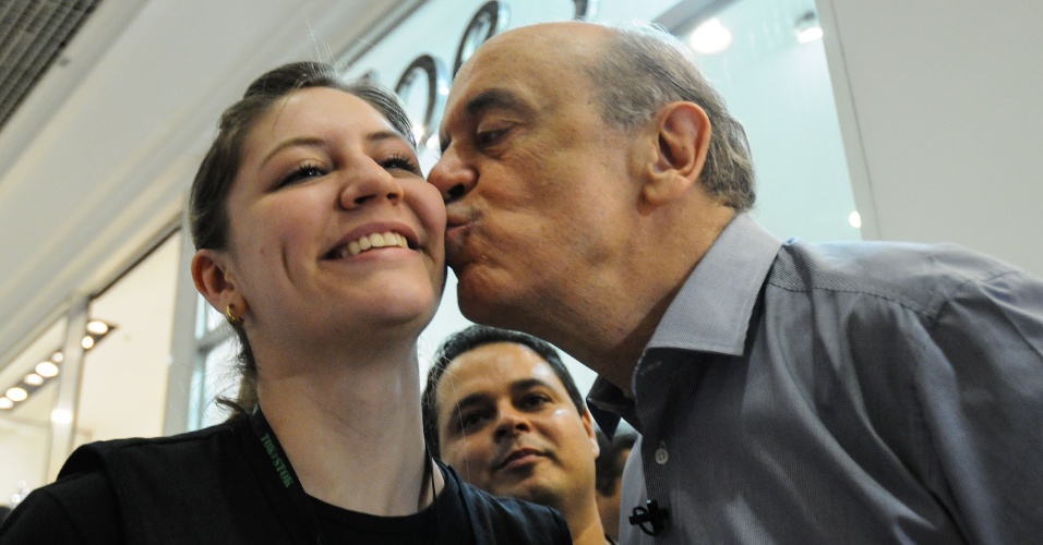 6.out.2012 - O candidato do PSDB à prefeitura de São Paulo, José Serra, dá um beijo na bochecha de eleitora durante visita ao Shopping Metrô Santa Cruz, na zona sul da capital
