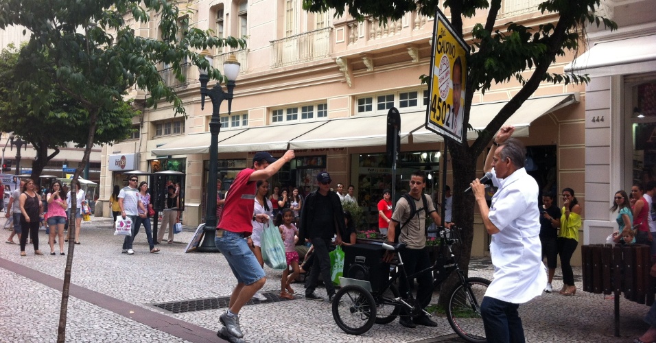6.out.2012 - O último dia da campanha de rua no centro de Curitiba, neste sábado, foi marcado pelas caminhadas das campanhas minoritárias