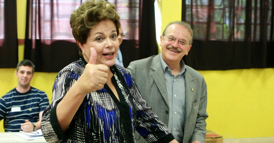 07.out.2012 - A presidente Dilma Rousseff votou por volta das 9h30 na escola Santos Dumont, na zona sul de Porto Alegre (RS). Dilma estava acompanhada do governador do Rio Grande do Sul, Tarso Genro
