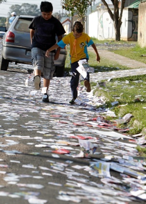 Crianças brincam de jogar bola Foto: Valter Campanato