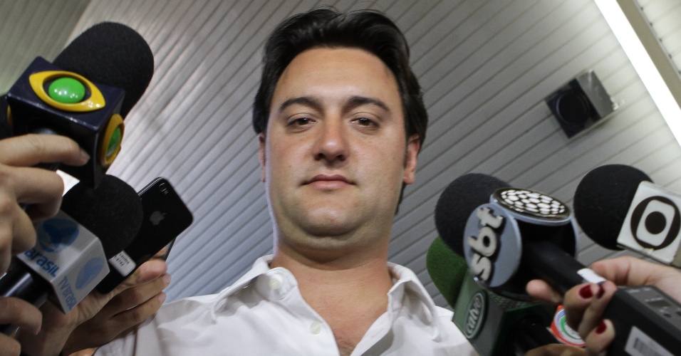 7.out.2012 - O candidato do PSC à Prefeitura de Curitiba, Ratinho Júnior, votou às 8h40 deste domingo (7), em um colégio no bairro de Santa felicidade