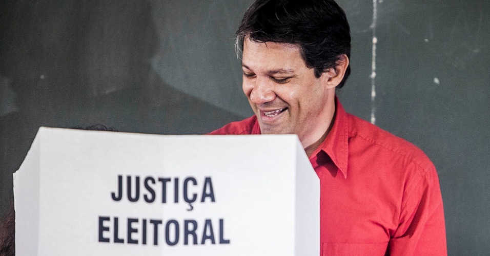 7.out.2012- Fernando Haddad, candidato à Prefeitura de São Paulo pelo PT, vota na manhã deste domingo (7) na zona sul da capital. Acompanhado da mulher e dos filhos, ele foi aplaudido na saída da seção eleitoral e descartou uma possível influência negativa do julgamento do mensalão na sua votação