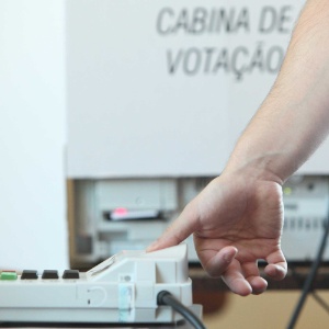 Eleitores utilizam urna biométrica durante votação em Curitiba (PR) em 2012
