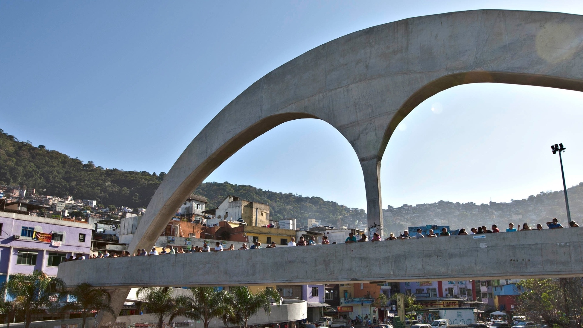 7.out.2012 - Em fila na passarela desenhada por Oscar Niemayer, eleitores aguardam para votar na maior zona eleitoral da favela da Rocinha, no Rio de Janeiro - Júlio César Guimarães/UOL