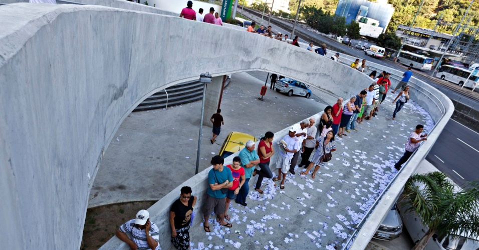 7.out.2012 - Em fila na passarela desenhada por Oscar Niemayer, eleitores aguardam para votar na maior zona eleitoral da favela da Rocinha, no Rio de Janeiro 
