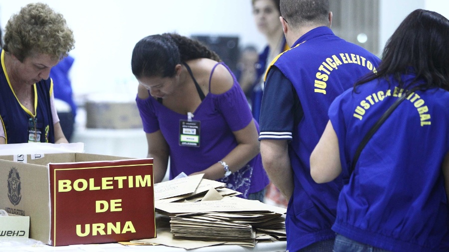 Funcionários do TRE do Paraná trabalham na apuração dos votos em 2012 - Heuler Andrey/UOL