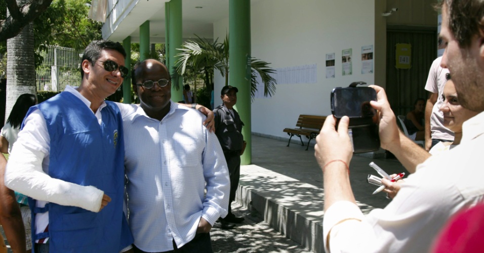 7.out.2012 - Joaquim Barbosa, ministro do STF (Supremo Tribunal Federal), vota no Clube Monte Líbano, zona sul do Rio de Janeiro, e é tietado por eleitores