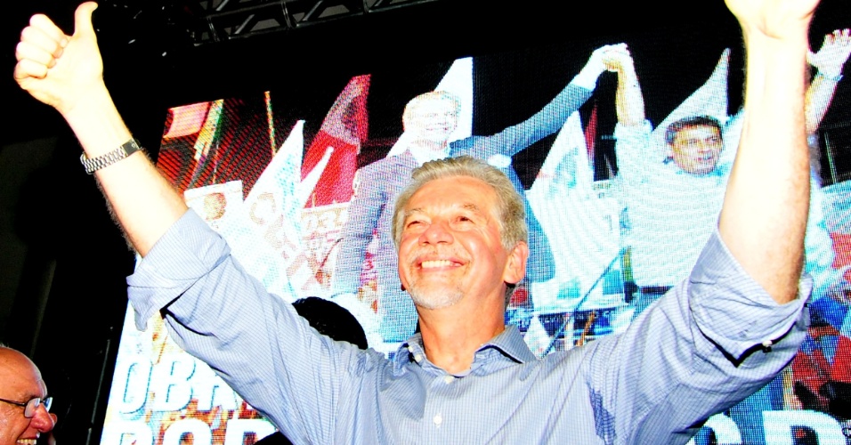 7.out.2012 - José Fortunati (PDT) comemora a reeleição em Porto Alegre, após a apuração dos votos do primeiro turno