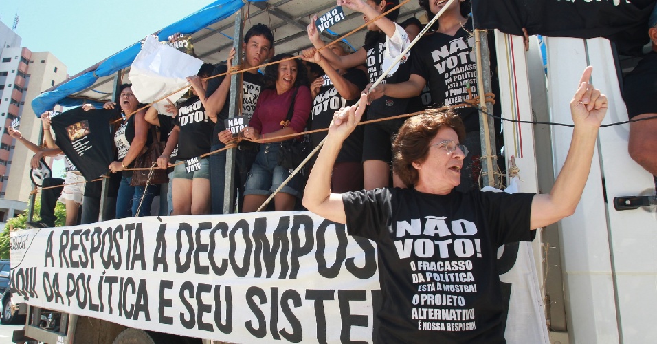 7.out.2012 - Manifestantes protestam durante votação do primeiro turno em Fortaleza, no Ceará