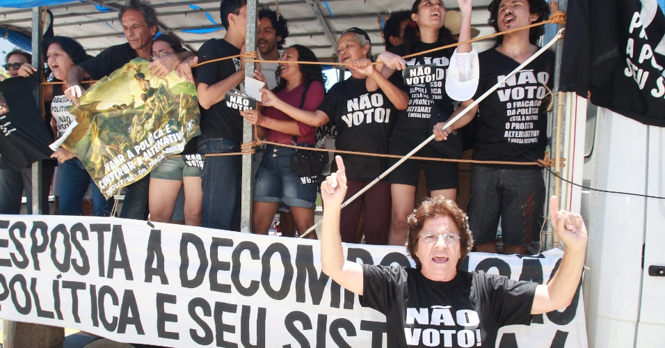 7.out.2012 - Manifestantes protestam durante votação do primeiro turno em Fortaleza, no Ceará