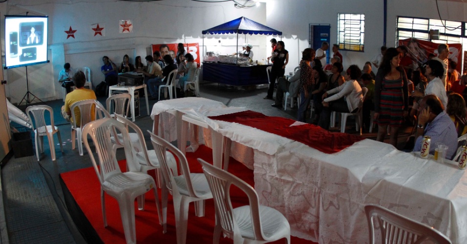7.out.2012 - Militantes aguardam resultado final no comitê de Patrus Ananias, no Bairro de Santo Agostinho em BH