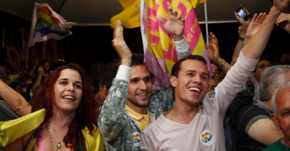 7.out.2012 - Militantes comemoram reeleição de Marcio Lacerda (PSB) em Belo Horizonte (MG)
