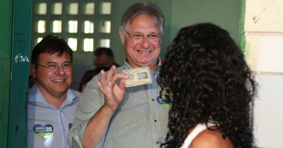 7.out.2012 - O candidato do DEM à Prefeitura de Fortaleza, Moroni Torgan (à dir.), vota no primeiro turno