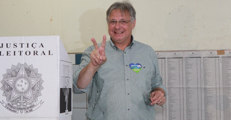 7.out.2012 - O candidato do DEM à Prefeitura de Fortaleza, Moroni Torgan (à dir.), vota no primeiro turno