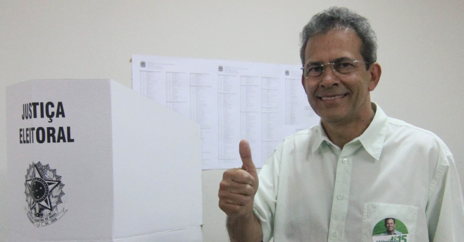 7.out.2012 - O candidato do PMDB à Prefeitura de Natal, Hermano Morais, vota no primeiro turno das eleições