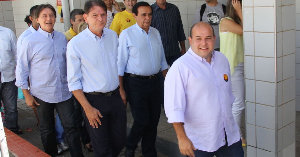 7.out.2012 - O candidato do PSB à Prefeitura de Fortaleza (CE), Roberto Claudio, vota no primeiro turno 