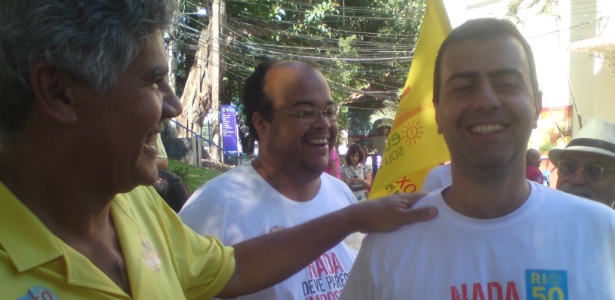 O candidato do PSOL Marcelo Freixo (dir) se emociona ao lado do deputado federal Chico Alencar 