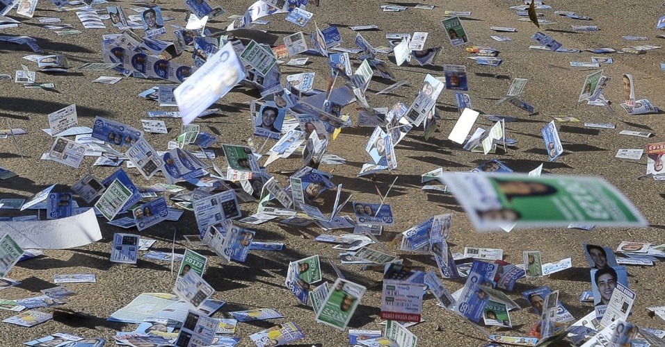 7.out.2012 - O lixo se acumula nos locais de votação no município de Luziânia (GO), neste domingo. Os moradores de Águas Lindas (44 quilômetros de Brasília) reclamam da sujeira deixada por apoiadores de candidatos às eleições municipais