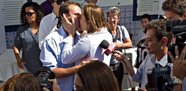 Eduardo Paes (PMDB) beijou a mulher, Cristiane, após votar na zona sul da capital fluminense