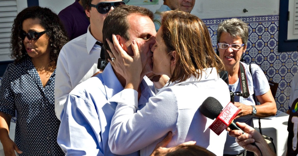 7.out.2012 - O prefeito do Rio de Janeiro e candidato à reeleição, Eduardo Paes (PMDB), beijou a mulher, Cristiane, após votar na zona sul da capital fluminense, neste domingo (7)
